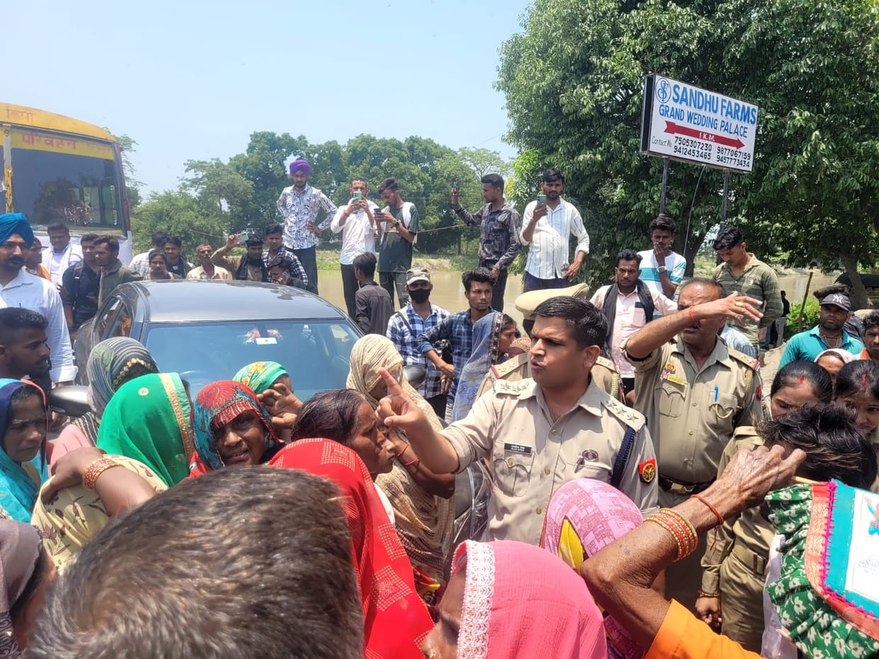 No trace of youth who jumped into canal, jammed in protest