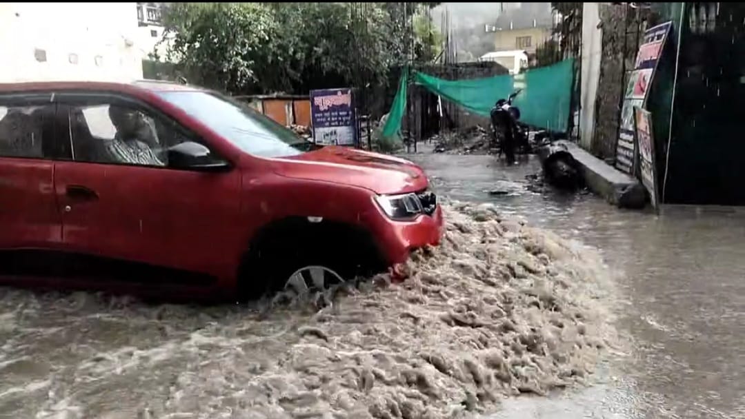 Roads turned into ponds due to one hour rain