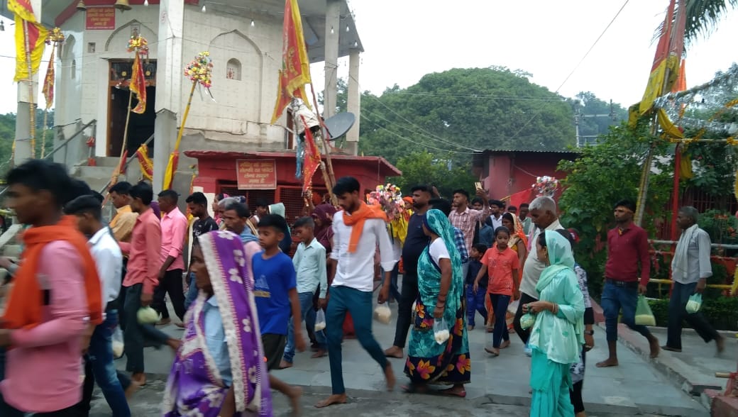 Devotees reached Devi Mela with flags