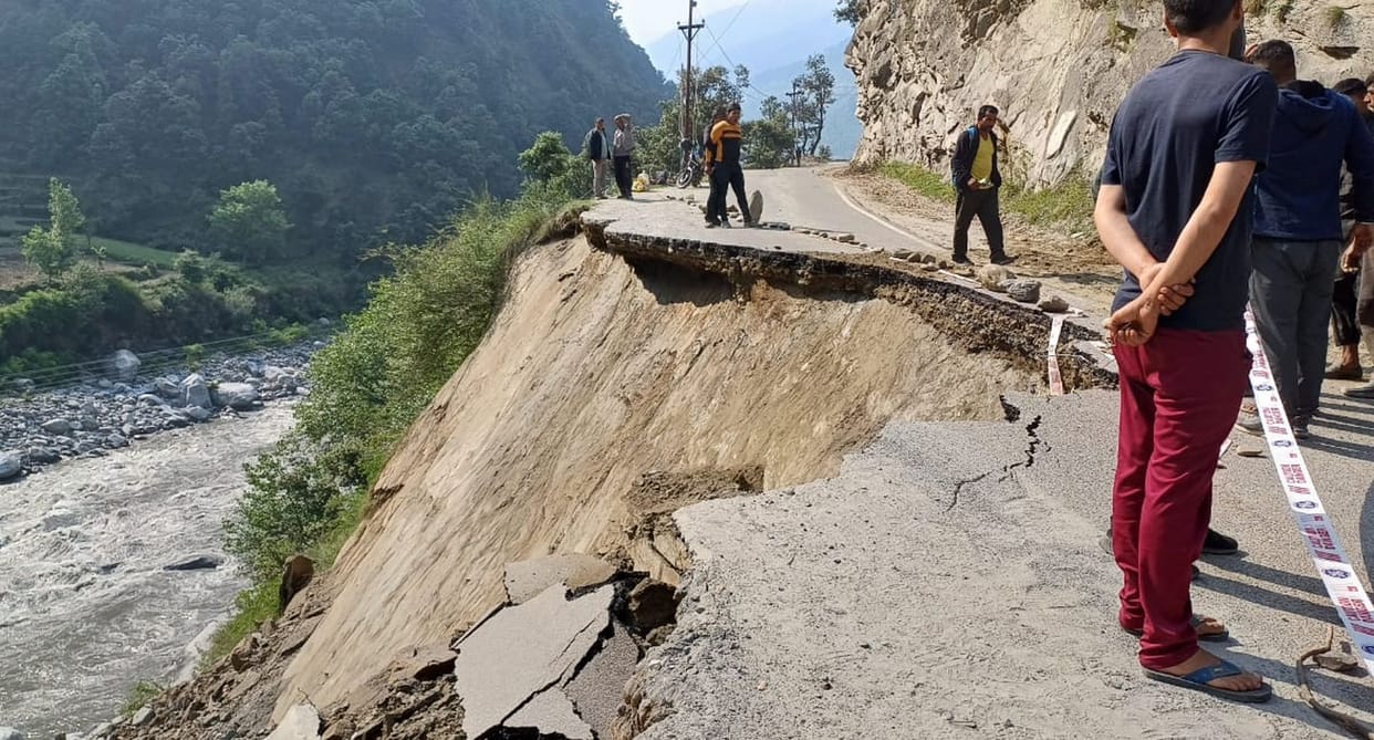Riot breaks out in Dalli, 11 KV line along with road also damaged