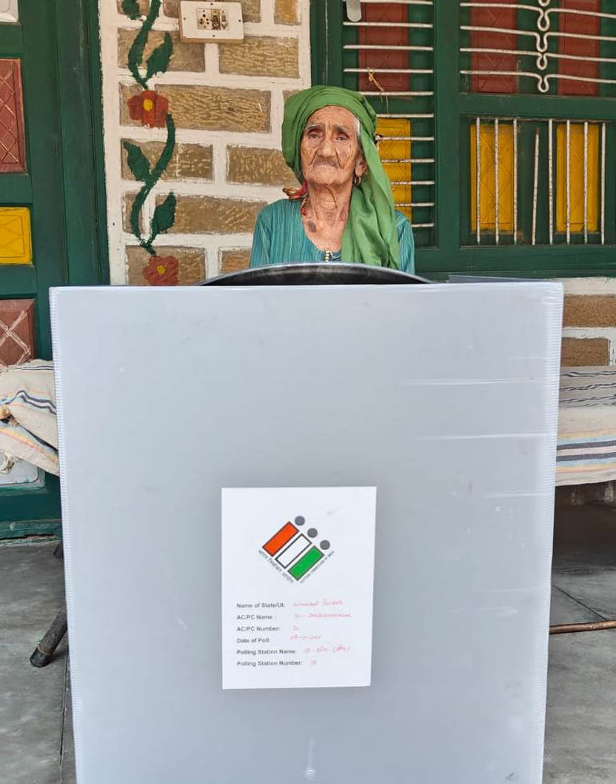 Elders are fulfilling their duty by voting at the last stage of their life