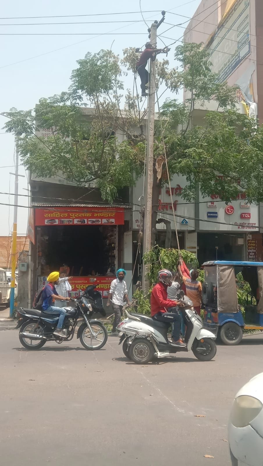 There was power failure for three hours on Samta and Vishnu Nagar feeders