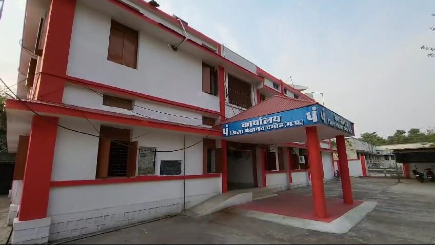 Damoh District Panchayat CEO had terminated the service of 10 employees, the Commissioner reinstated him