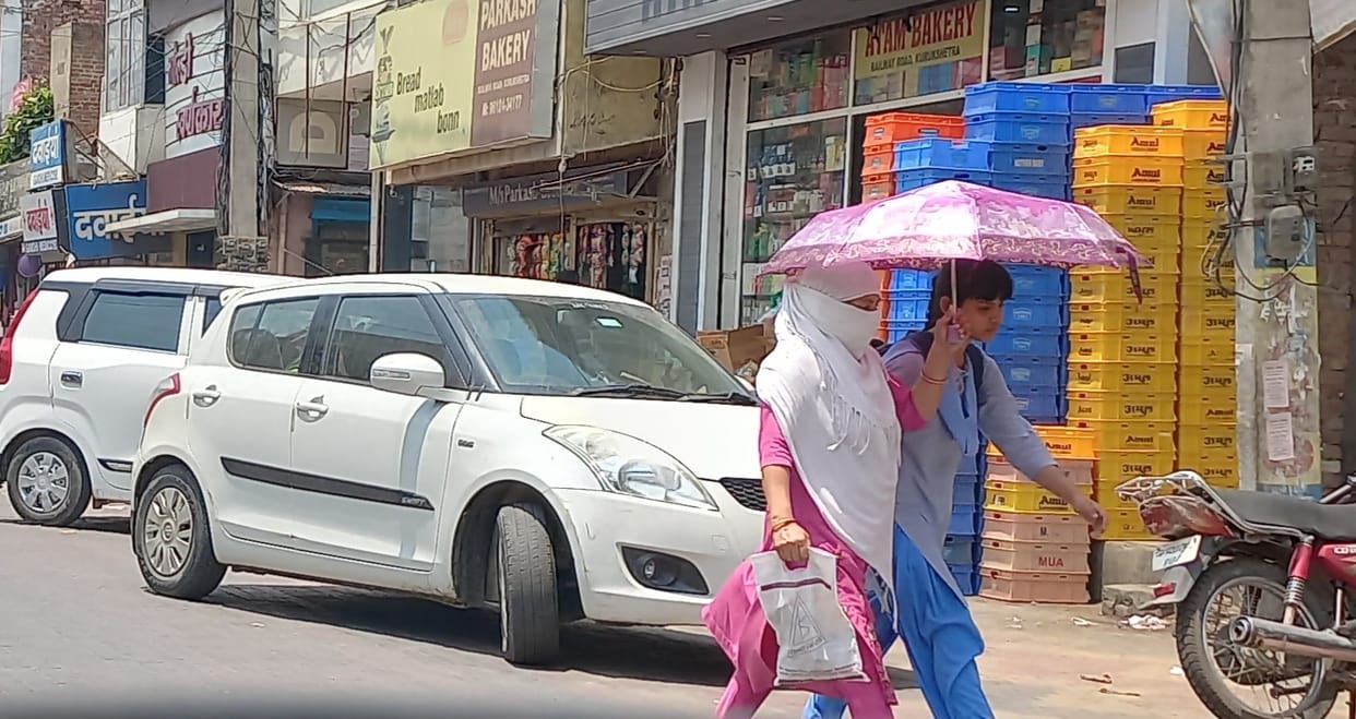 People are suffering due to strong sunlight and humidity, have to bear the brunt of heat.