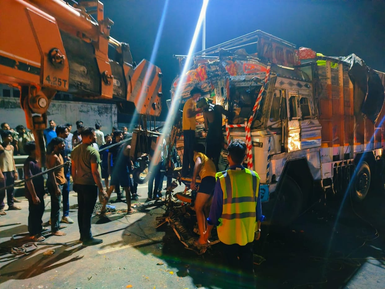 Another truck collides with a parked truck from behind, driver-cleaner dies