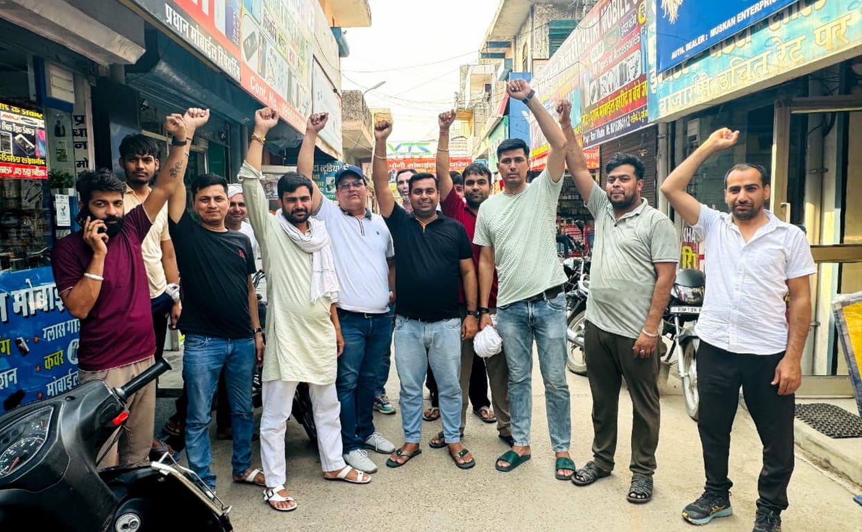Shopkeepers upset due to power cuts, sloganeering against the corporation