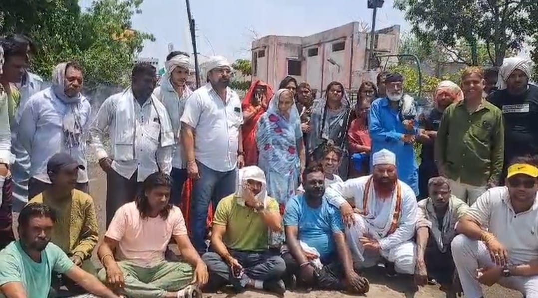 भीषण गर्मी के बीच पानी के लिए प्रदर्शन