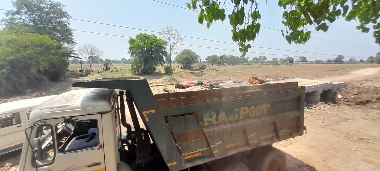 Damoh Operator dies due to electrocution from overhead power line while sleeping on dumper filled with ballast