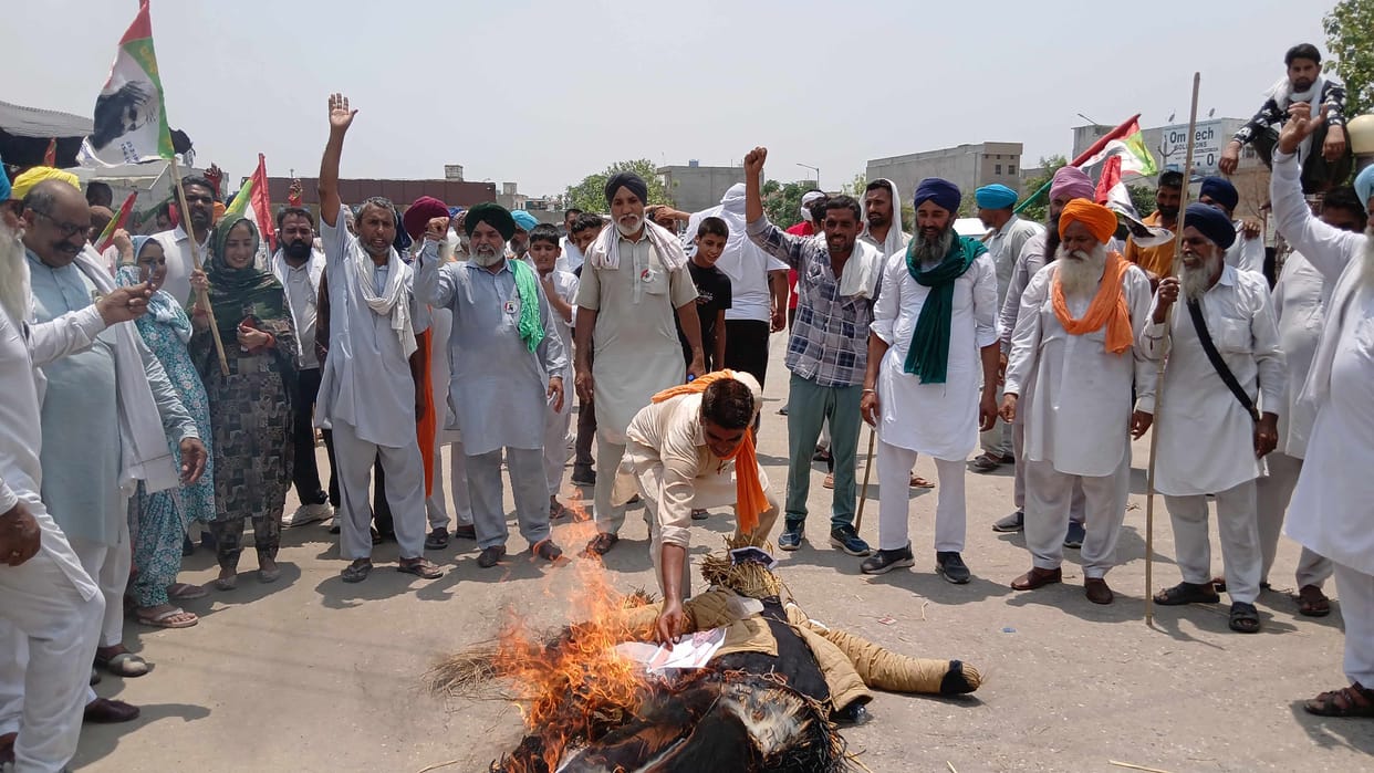 Farmers took out the funeral procession of the effigies of Barala and Tanwar.
