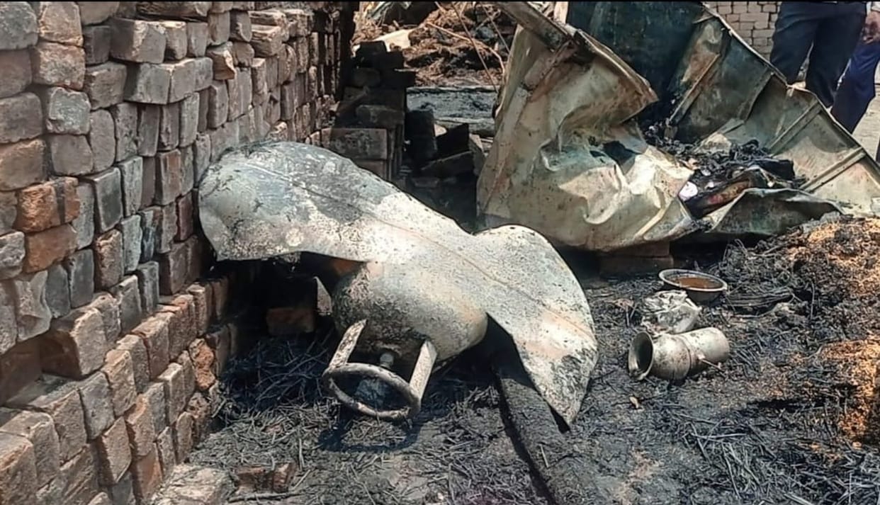 Cylinder burst while cooking, four houses caught fire