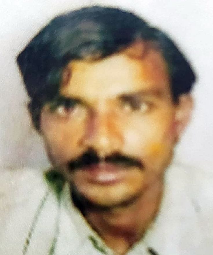 Disabled person crushed after e-rickshaw overturns, dies, driver runs away leaving the vehicle