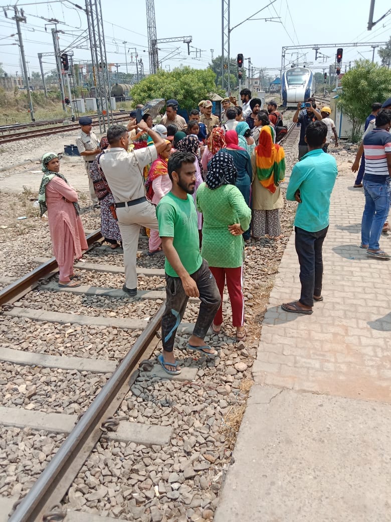 Womens Held Protest For Water Supply, Block Vande Bharat