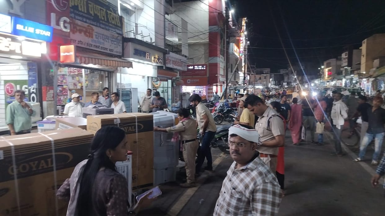 Tehsildar ran on the road during encroachment action, seized more than 15 coolers.