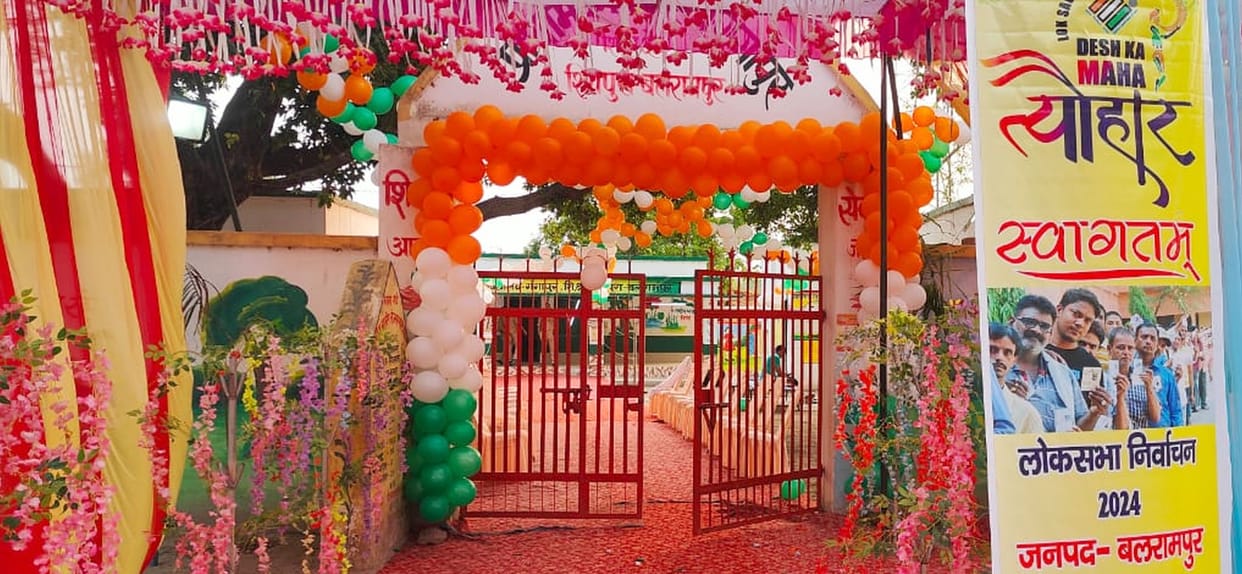 A scene like a wedding ceremony was seen at 28 booths.