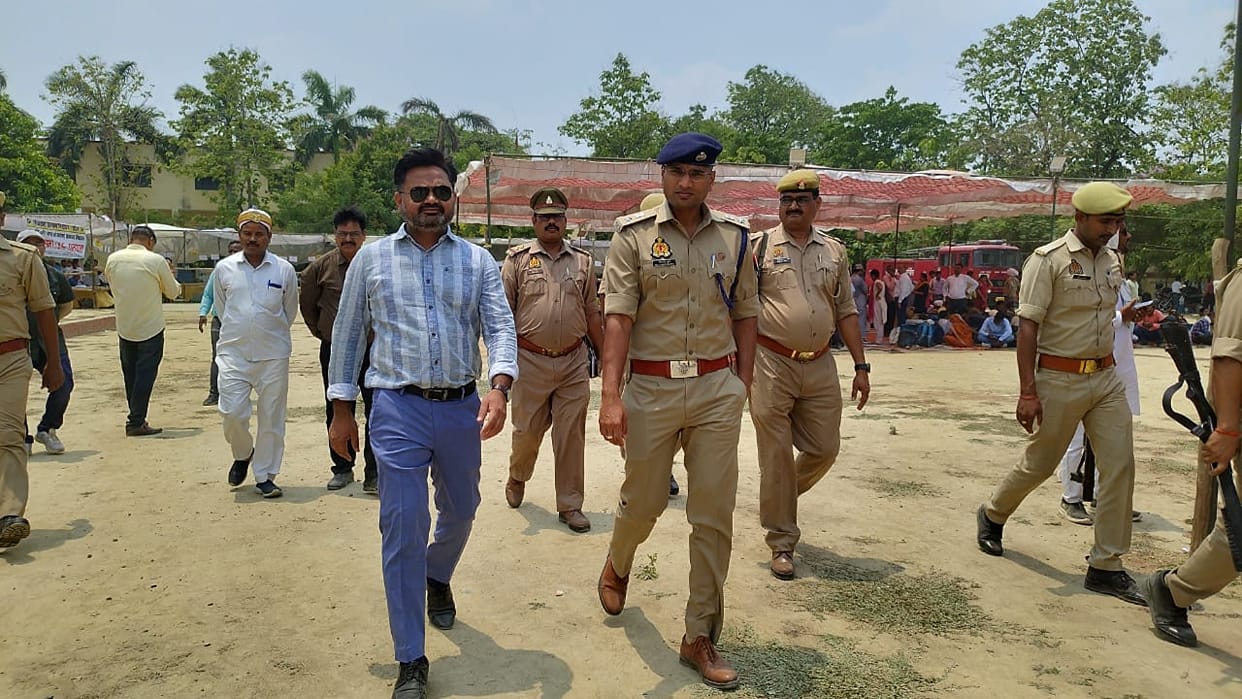 Officers remained standing till the departure of polling parties