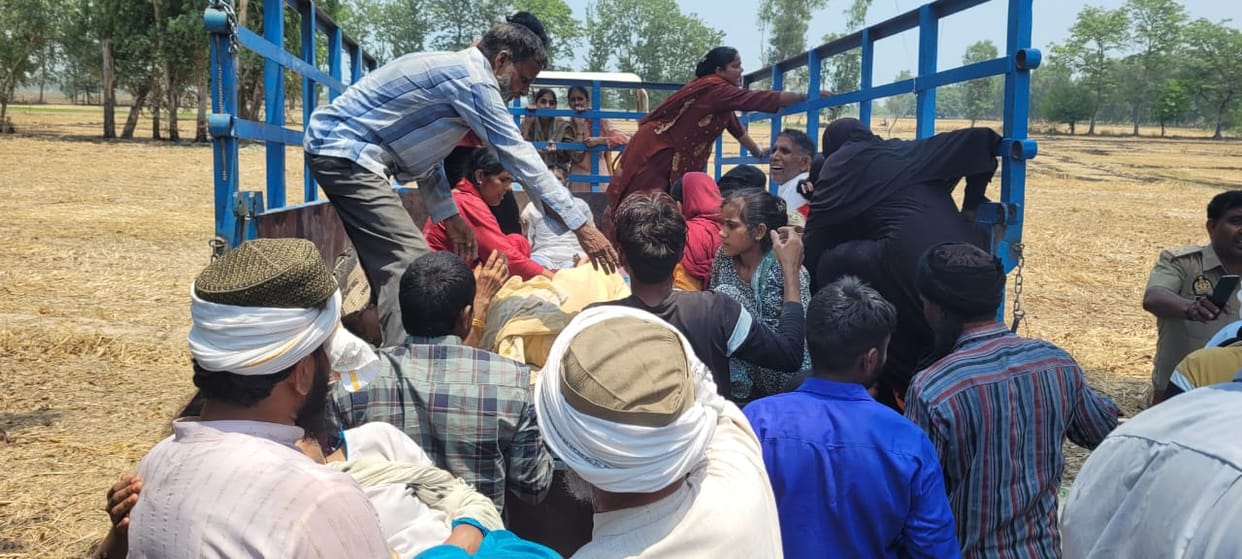 Tractor-trolley hit by high tension line, 25 pilgrims burnt to death