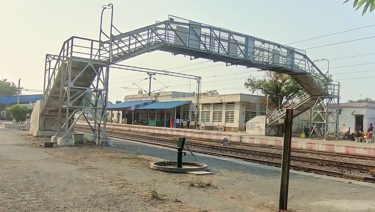 Lack of trains at Tilhar station, passenger facilities also not provided