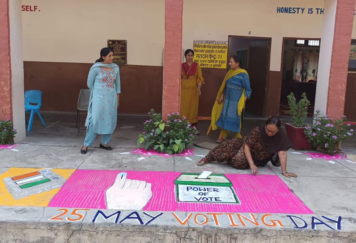 Such a booth where everything will be seen pink, will be the center of attraction for every voter.