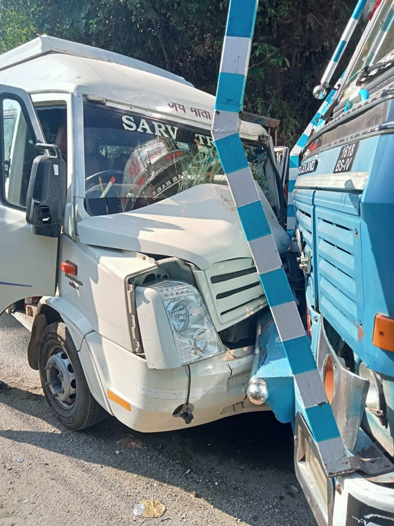 Collision between traveler and truck loaded with tourists in Bradhivir, 13 injured including driver
