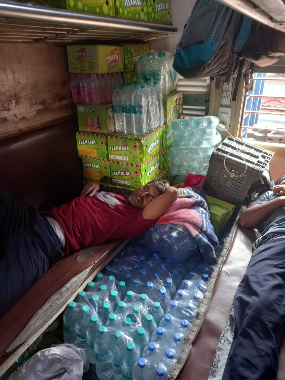 Extortion game in Janseva Express, Mini Pantry workers capture the coach