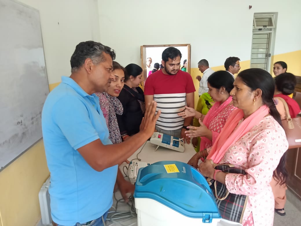 Women officers learned the working of EVM-VVPAT