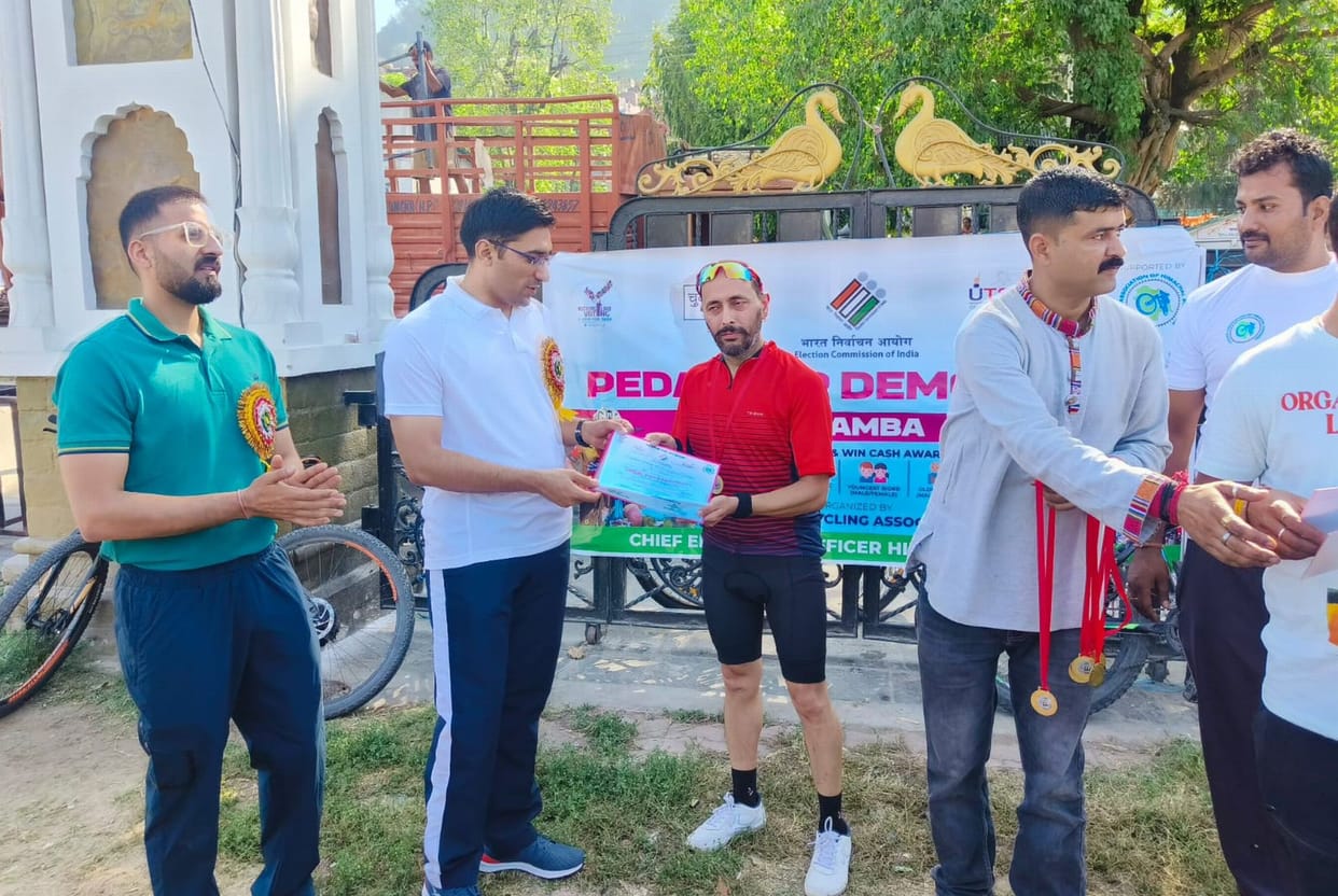 Deputy Commissioner awarded the winning participants of the cycle rally