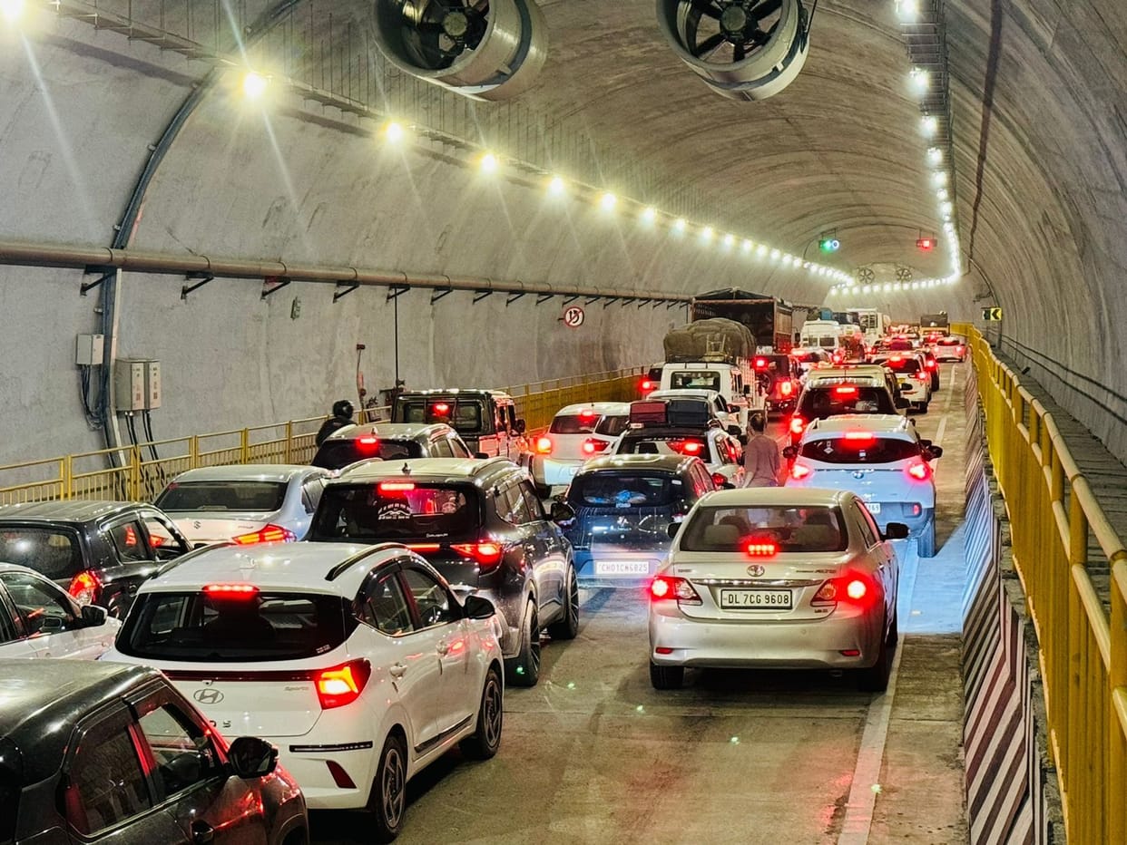 Jam from Hanogi to Pandoh, vehicles kept crawling, tourists stranded for hours