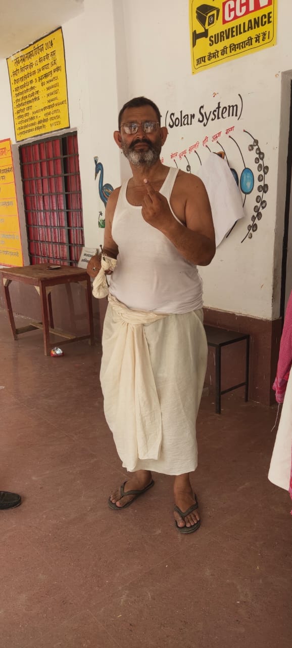 The son reached the polling station after lighting his father's head.