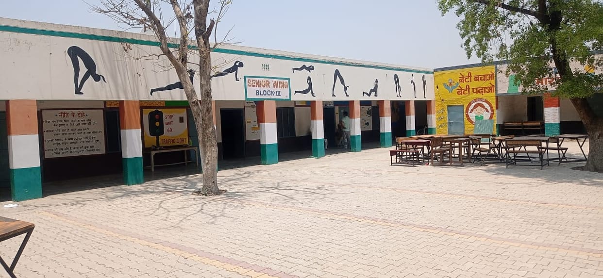 As the heat increased, silence spread over the polling stations, effect of intense heat and heat wave.