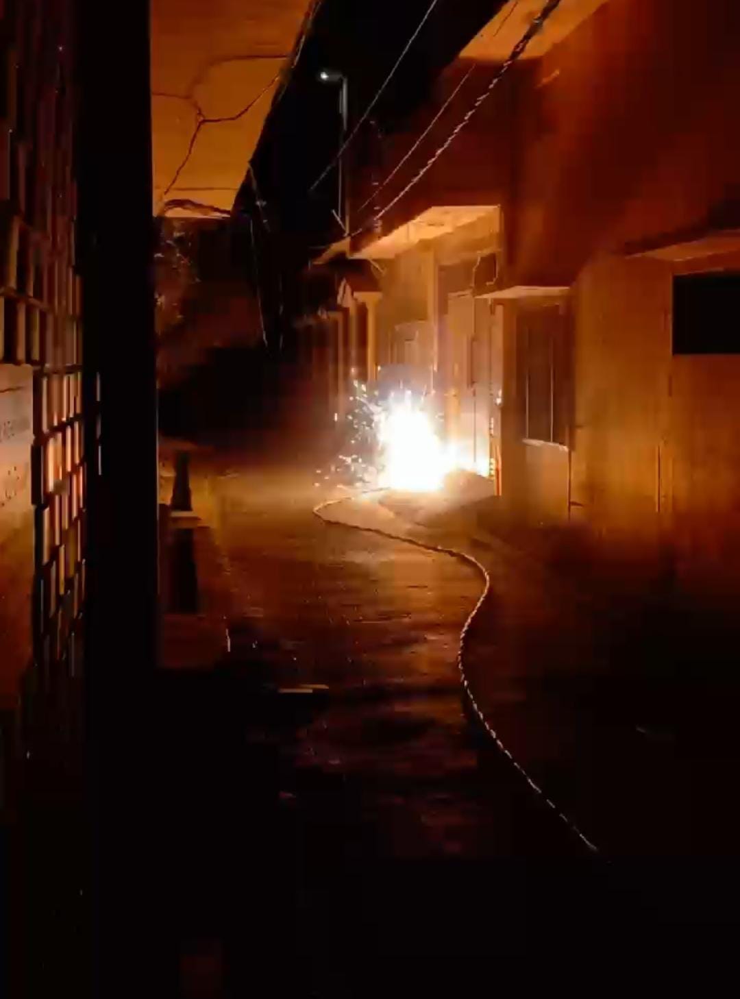 Electric wire fell on the ground, fire broke out