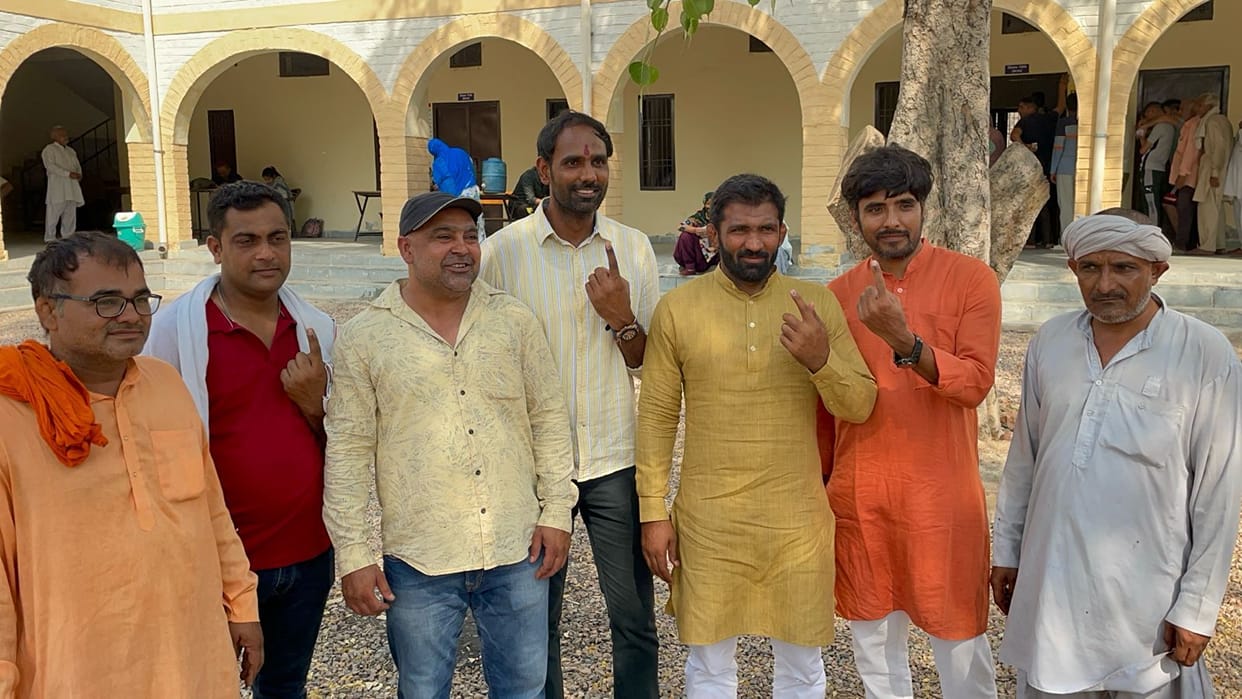 Los Elections: Celebrities including Police Commissioner and Deputy Commissioner cast their votes.