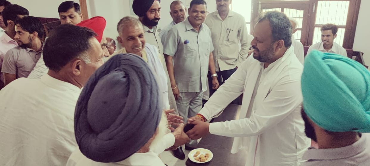 Banto Kataria played with children, Varun's father and brainstormed with the workers.
