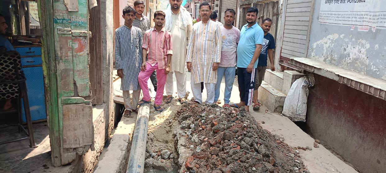 Protest against installation of electric pole in Mohalla Gayaspur