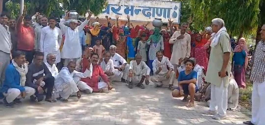 Villagers of Madhana locked the gate of the water reservoir over drinking water problem and demonstrated their anger.