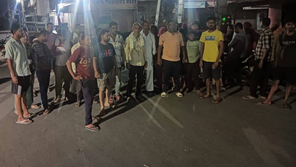 Water is not reaching Ashok Nagar, protested at 12 o'clock in the night, given ultimatum