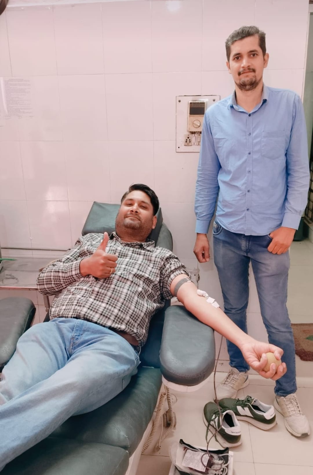 Blood bank in-charge saved the patient's life by donating blood