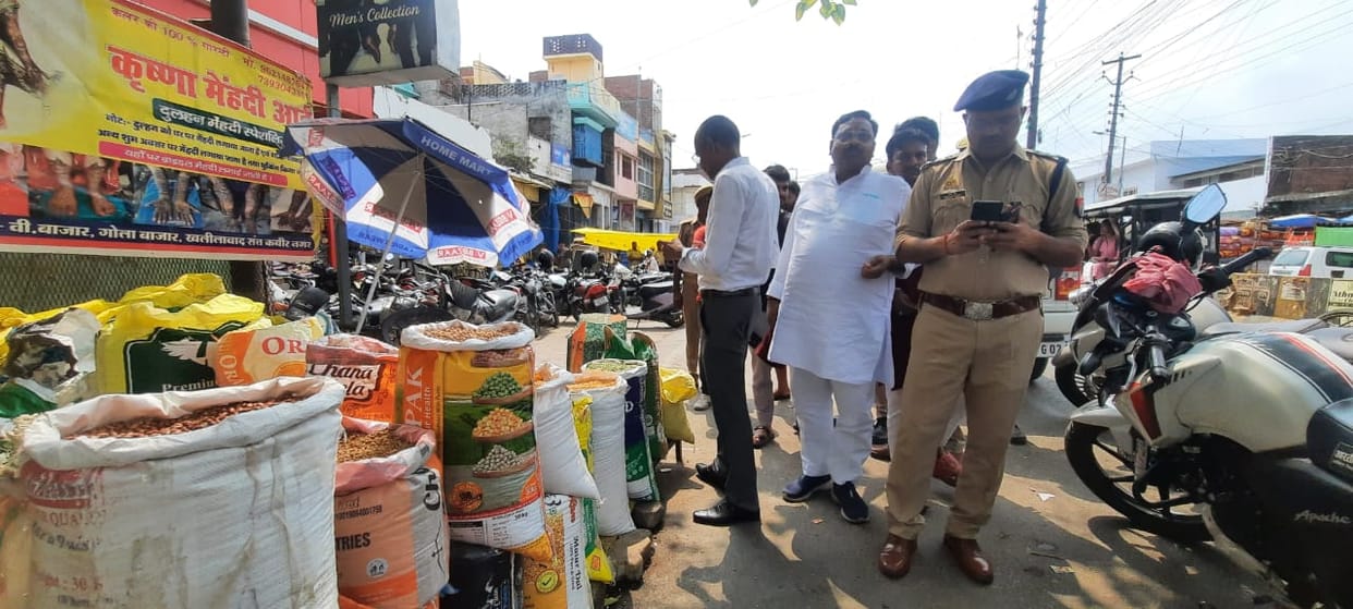 One and a half quintal Khesari dal recovered from Gola market of the city