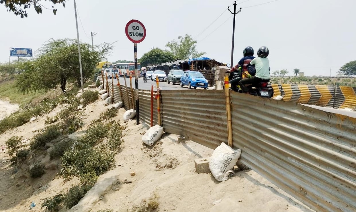 Fear of accident...Disaster-Cracks on the side of the road on Mathura Highway
