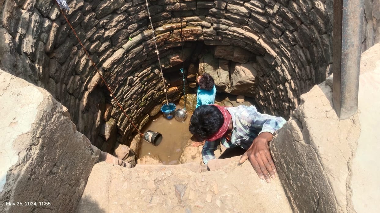 Severe water crisis in Damoh, villagers are filling water by going down 30 feet deep well