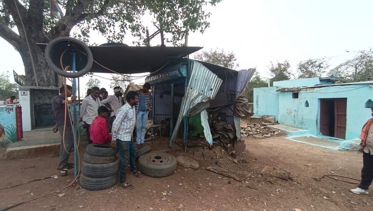Due to heat, blast in compressor running in puncture shop, people ran away to save their lives