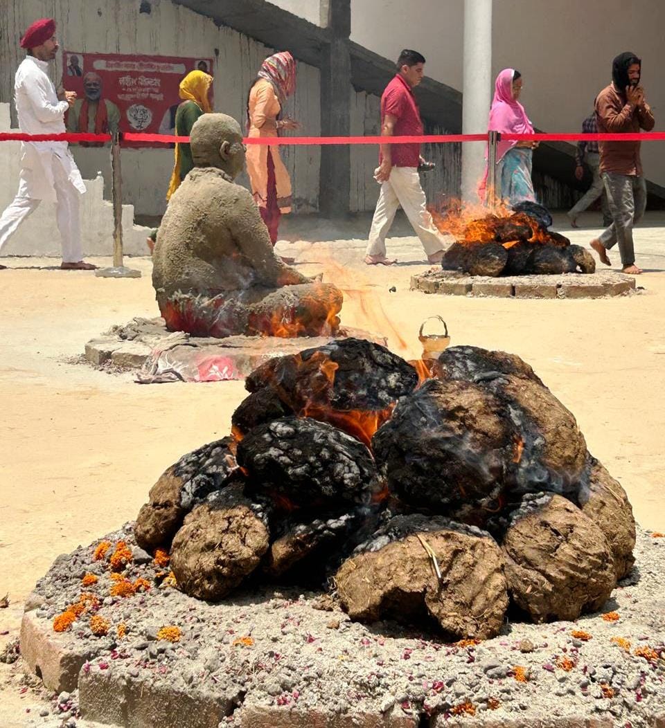 Mahant Rajendra Puri's unbroken fire penance continues, devotees arrive for darshan on the fourth day