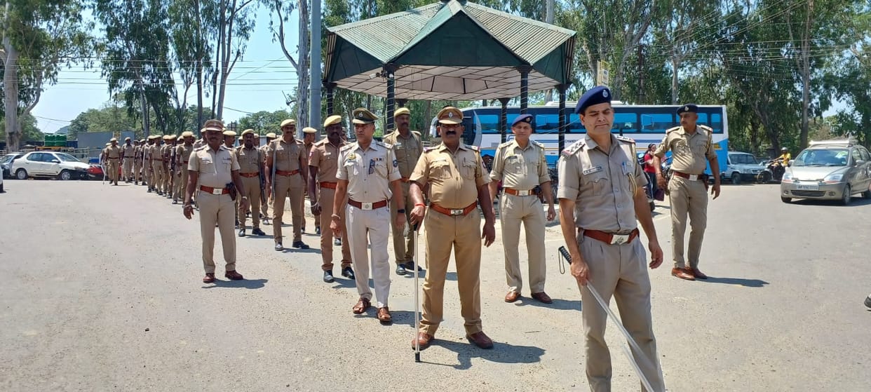 Police personnel took out flag march in Nadaun city