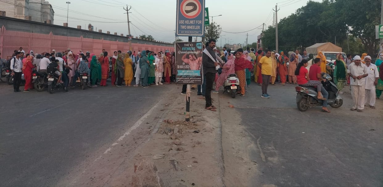 People's anger over drinking water shortage...one hour Delhi road jam