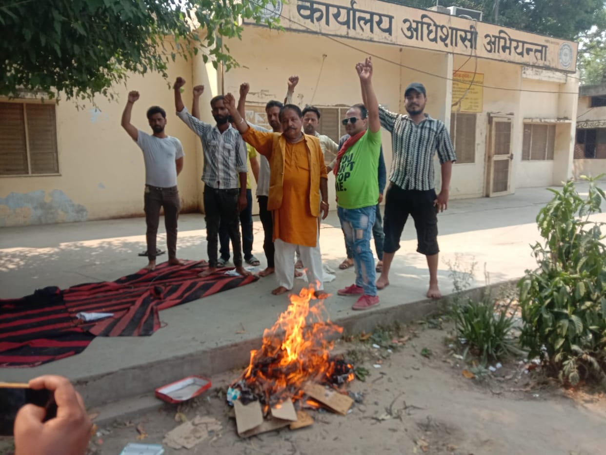 Protest against power cut, effigy burnt