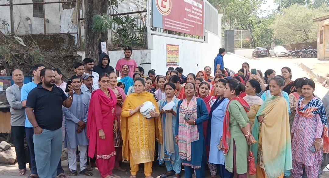 against the Chief Minister and MLA

Raised slogans of no vote no sport