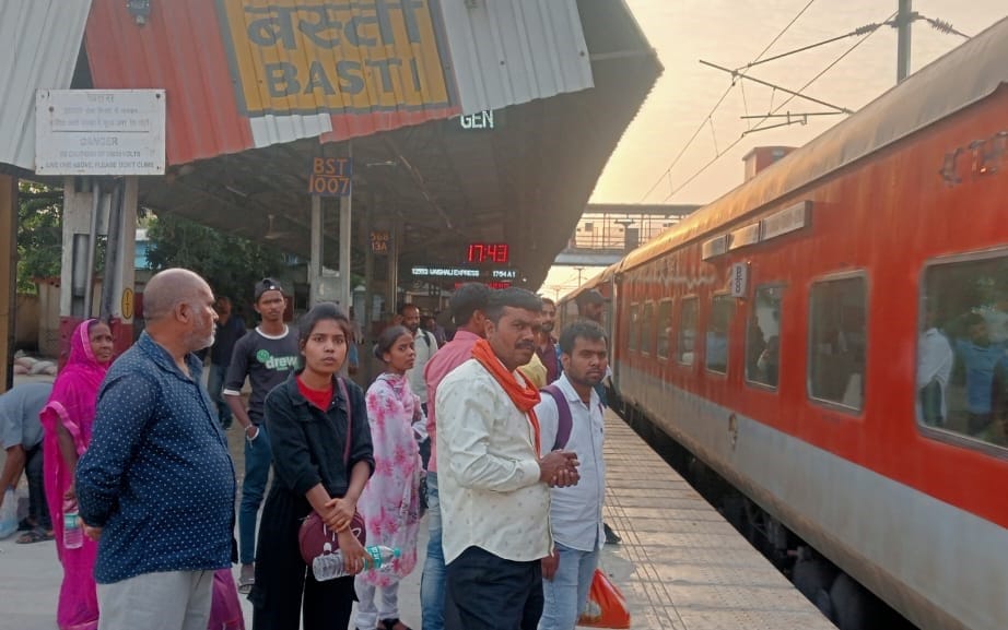 Bihar News: Panic due to leakage of fire fighting equipment in the bogie of Sampark Kranti Express, passengers