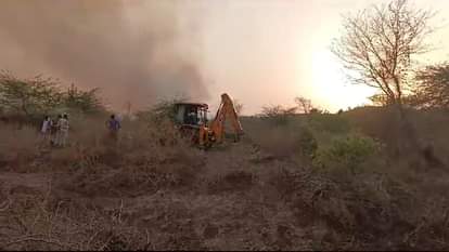 आग बुझाने जेसीबी से बनाया गया रास्ता