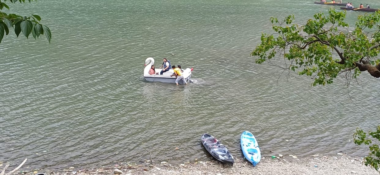 Tourists were horrified by the boat stuck in the silt of the lake