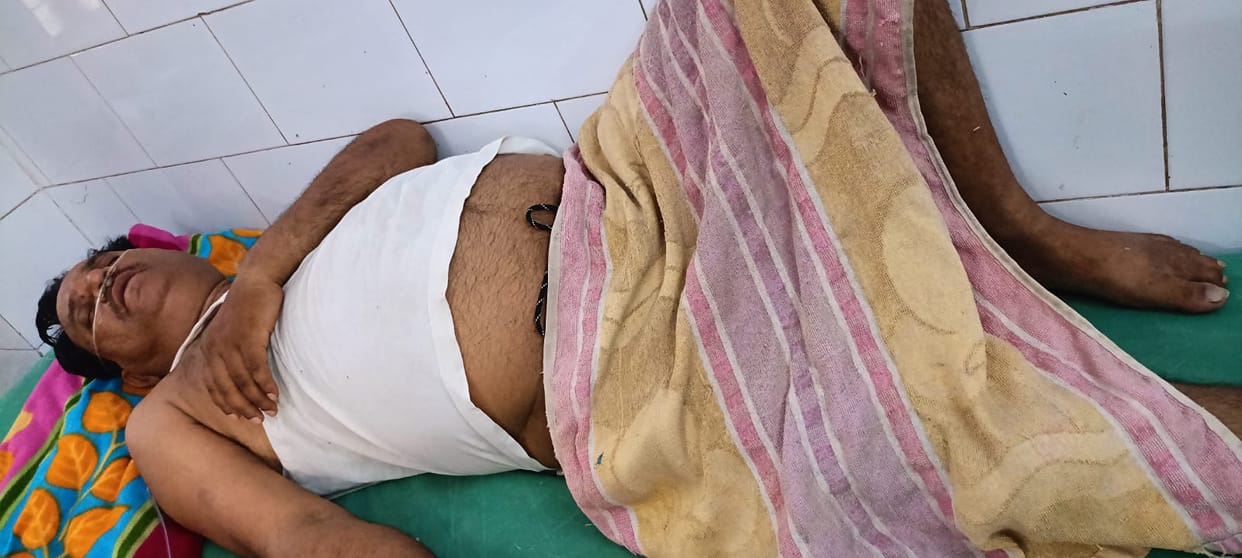 Shopkeeper faints after being scolded by Food Department team for not paying convenience fee