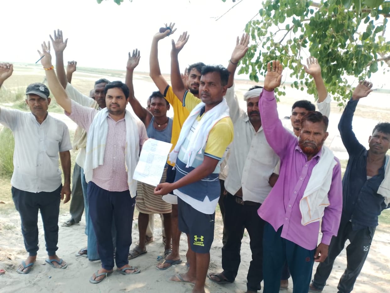 Demonstration against dosing channelization started in Sharda river